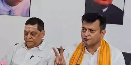 तेजस्वी के पास दो एपिक नंबर, दर्ज हो मुकदमा, भाजपा ने चुनाव आयोग से की मांग तेजस्वी के पास दो एपिक नंबर, दर्ज हो मुकदमा, भाजपा ने चुनाव आयोग से की मांग
