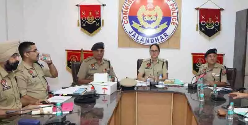 Jalandhar: पुलिस आयुक्त ने अपराध नियंत्रण उपायों को मजबूत करने के लिए बैठक की Jalandhar: पुलिस आयुक्त ने अपराध नियंत्रण उपायों को मजबूत करने के लिए बैठक की