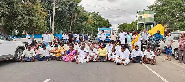 PMK सदस्यों ने पेन्नागरम पुलिस स्टेशन के सामने सड़क जाम की PMK सदस्यों ने पेन्नागरम पुलिस स्टेशन के सामने सड़क जाम की