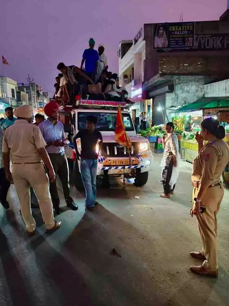 Ludhiana: जिला प्रशासन ने यात्रियों की अवैध ढुलाई पर कार्रवाई की Ludhiana: जिला प्रशासन ने यात्रियों की अवैध ढुलाई पर कार्रवाई की