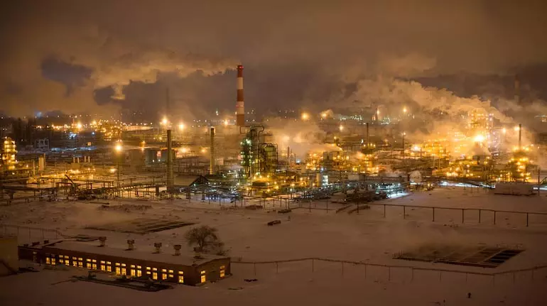 Ukraine ने दो रूसी तेल रिफाइनरियों पर ड्रोन हमले का दावा किया Ukraine ने दो रूसी तेल रिफाइनरियों पर ड्रोन हमले का दावा किया