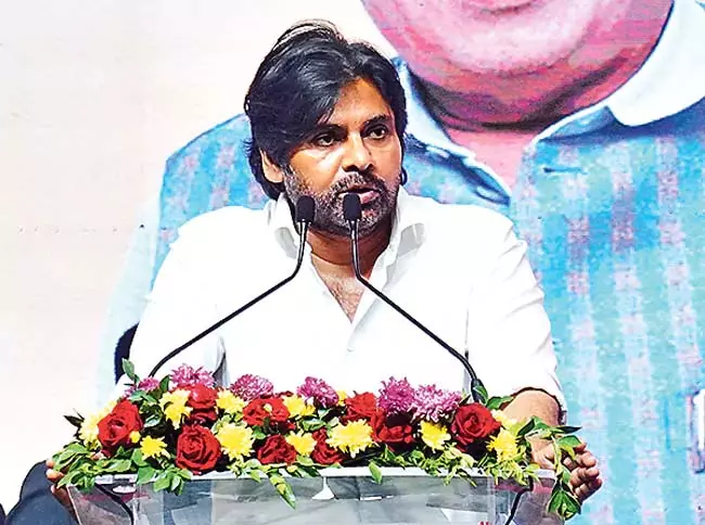 पवन कल्याण: YSRCP शासन के दौरान सड़क के गड्ढे भी नहीं भरे गए पवन कल्याण: YSRCP शासन के दौरान सड़क के गड्ढे भी नहीं भरे गए