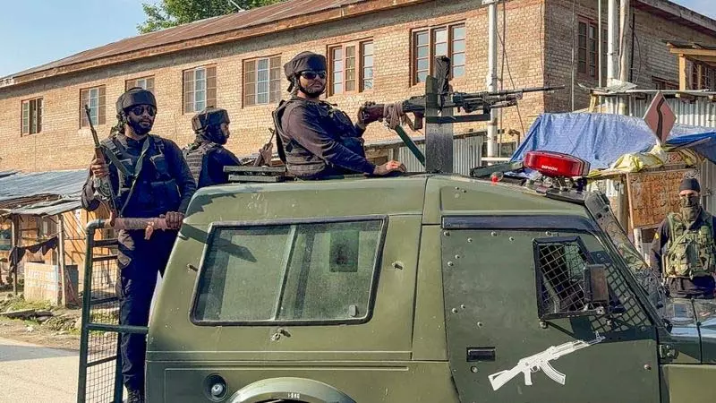 J-K के कुलगाम में आतंकवाद विरोधी अभियान तीसरे दिन भी जारी J-K के कुलगाम में आतंकवाद विरोधी अभियान तीसरे दिन भी जारी