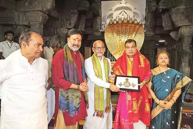 Andhra : केंद्रीय मंत्री गडकरी ने श्रीवारी का दौरा किया Andhra : केंद्रीय मंत्री गडकरी ने श्रीवारी का दौरा किया
