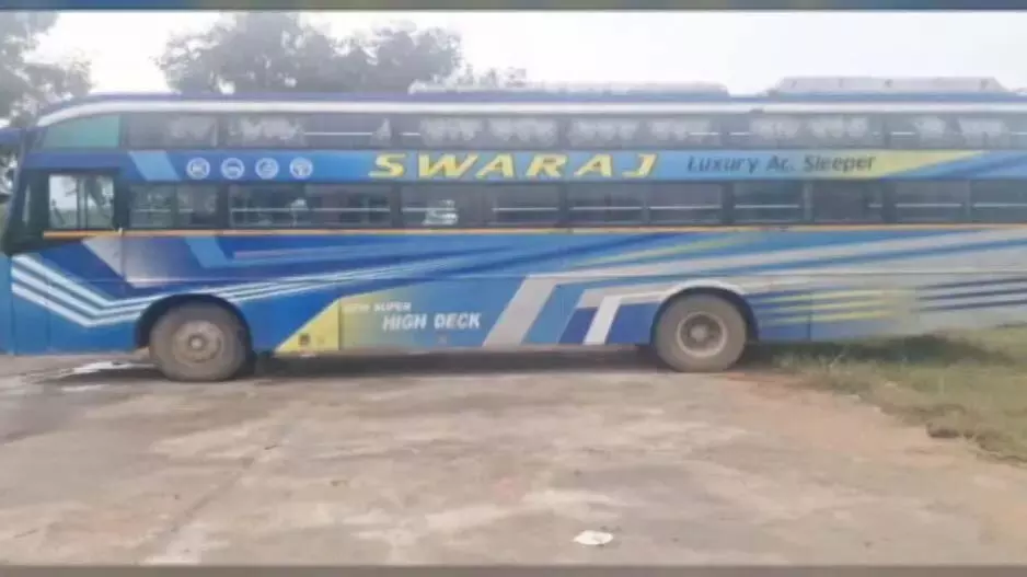 निजी बस ऑपरेटर पर चला प्रशासन का डंडा, ₹12.92 लाख का फाइन निजी बस ऑपरेटर पर चला प्रशासन का डंडा, ₹12.92 लाख का फाइन