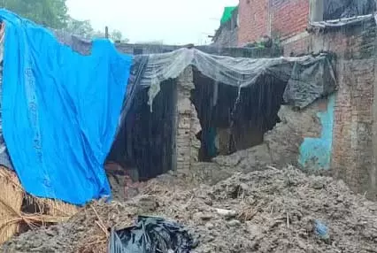 मां-बेटी की मौत से परिवार पर टूटा दुखों का पहाड़, तेज बारिश के कारण... मां-बेटी की मौत से परिवार पर टूटा दुखों का पहाड़, तेज बारिश के कारण...