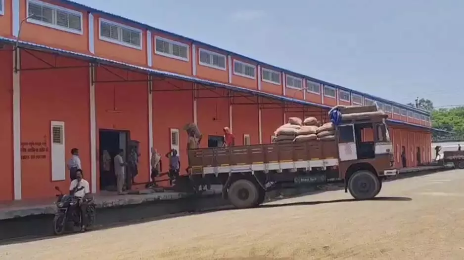 आरटीओ गंजम ने एफसीआई ट्रकों पर वसूला लाखों का जुर्माना आरटीओ गंजम ने एफसीआई ट्रकों पर वसूला लाखों का जुर्माना