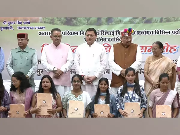 CM धामी ने सिंचाई विभाग और परिवहन निगम के तहत चयनित उम्मीदवारों को नियुक्ति पत्र वितरित किए CM धामी ने सिंचाई विभाग और परिवहन निगम के तहत चयनित उम्मीदवारों को नियुक्ति पत्र वितरित किए
