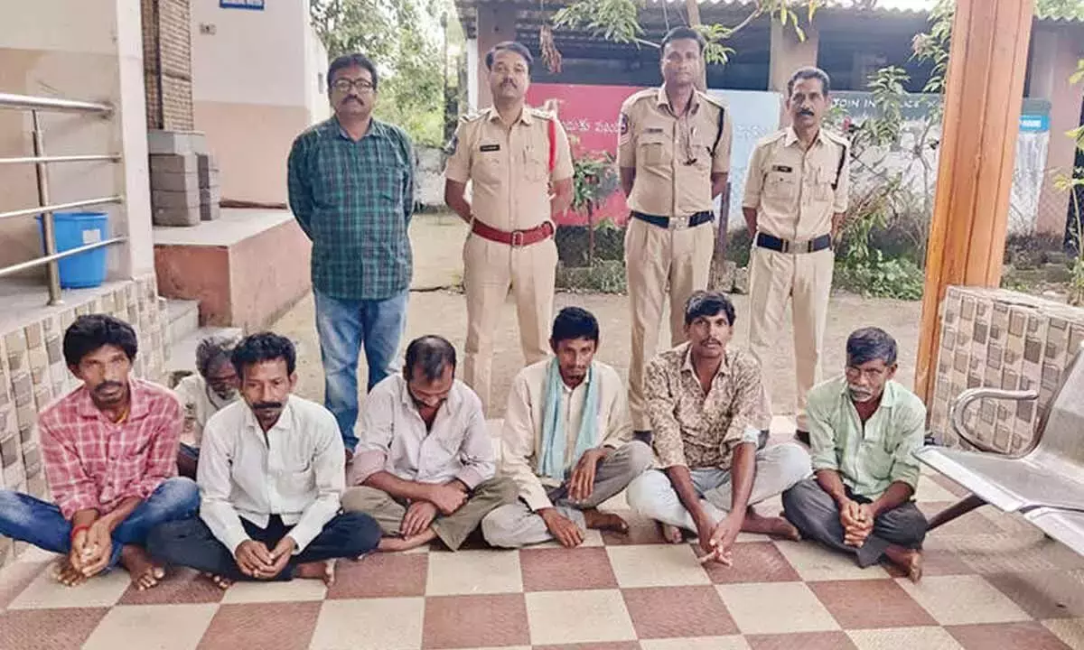 Telangana: मटका जुआ आयोजित करने के आरोप में 8 गिरफ्तार Telangana: मटका जुआ आयोजित करने के आरोप में 8 गिरफ्तार