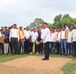 कलेक्टर की बोलिंग पर गृहमंत्री विजय शर्मा ने लगाया शॉर्ट, वीडियो कलेक्टर की बोलिंग पर गृहमंत्री विजय शर्मा ने लगाया शॉर्ट, वीडियो