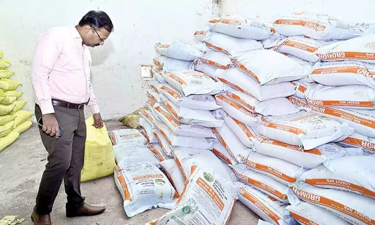 Telangana: कलेक्टर ने उर्वरक स्टॉक का निरीक्षण किया Telangana: कलेक्टर ने उर्वरक स्टॉक का निरीक्षण किया