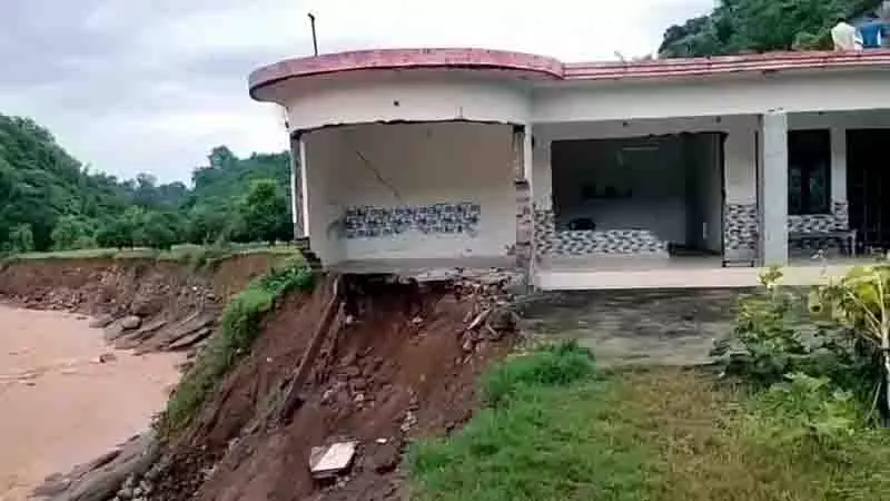 Himachal: छह साल, कोई न्याय नहीं, नौसेना जवान की ज़मीन गई, घर मिट्टी के कटाव में Himachal: छह साल, कोई न्याय नहीं, नौसेना जवान की ज़मीन गई, घर मिट्टी के कटाव में