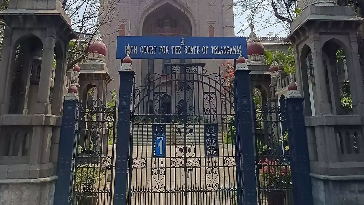 वैध स्वास्थ्य कारणों के बावजूद छात्रा को रोकना उचित नहीं: तेलंगाना उच्च न्यायालय वैध स्वास्थ्य कारणों के बावजूद छात्रा को रोकना उचित नहीं: तेलंगाना उच्च न्यायालय