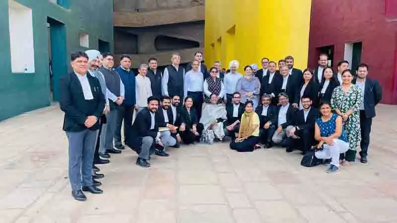 पंजाब और हरियाणा HC के जजों और वकीलों ने ‘ग्रीन डे’ पर अपनी बात रखी पंजाब और हरियाणा HC के जजों और वकीलों ने ‘ग्रीन डे’ पर अपनी बात रखी