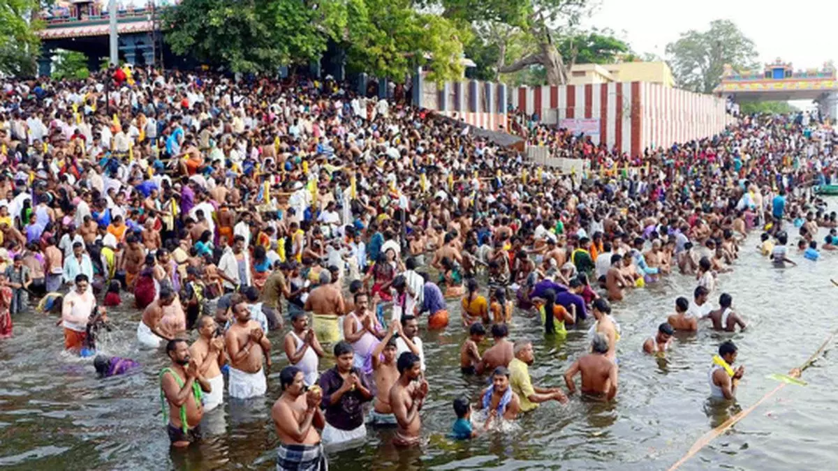 Tamil Nadu: आदि पेरुक्कू के लिए भक्तों की भीड़ भवानी नदी संगम पर उमड़ी Tamil Nadu: आदि पेरुक्कू के लिए भक्तों की भीड़ भवानी नदी संगम पर उमड़ी