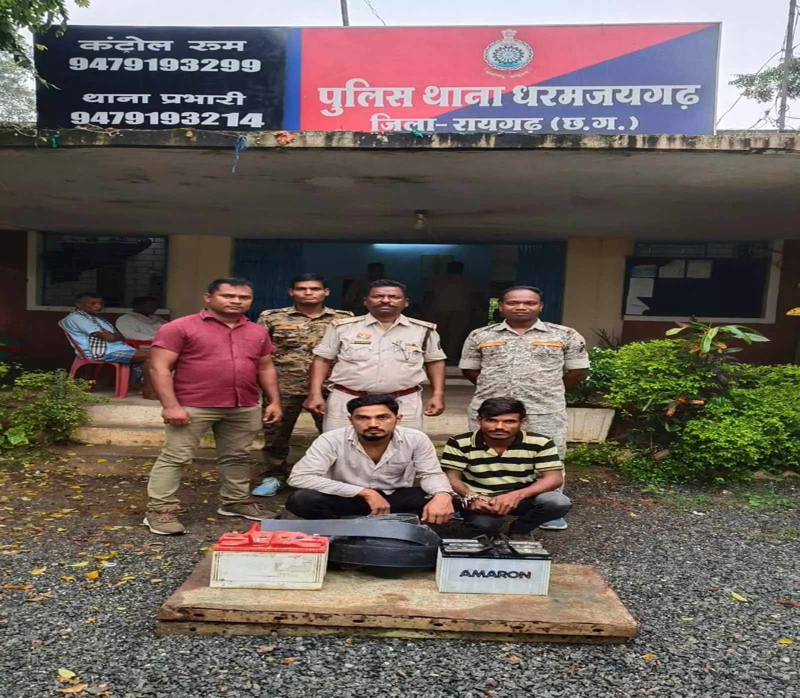 दो सगे भाई पुलिस के हत्थे चढ़े, चोरी की बैटरियां, बेल्ट और नकदी बरामद दो सगे भाई पुलिस के हत्थे चढ़े, चोरी की बैटरियां, बेल्ट और नकदी बरामद