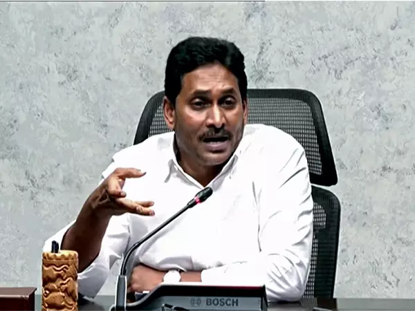 जगन रेड्डी ने किसानों के साथ विश्वासघात को लेकर आंध्र के CM चंद्रबाबू नायडू की आलोचना की जगन रेड्डी ने किसानों के साथ विश्वासघात को लेकर आंध्र के CM चंद्रबाबू नायडू की आलोचना की