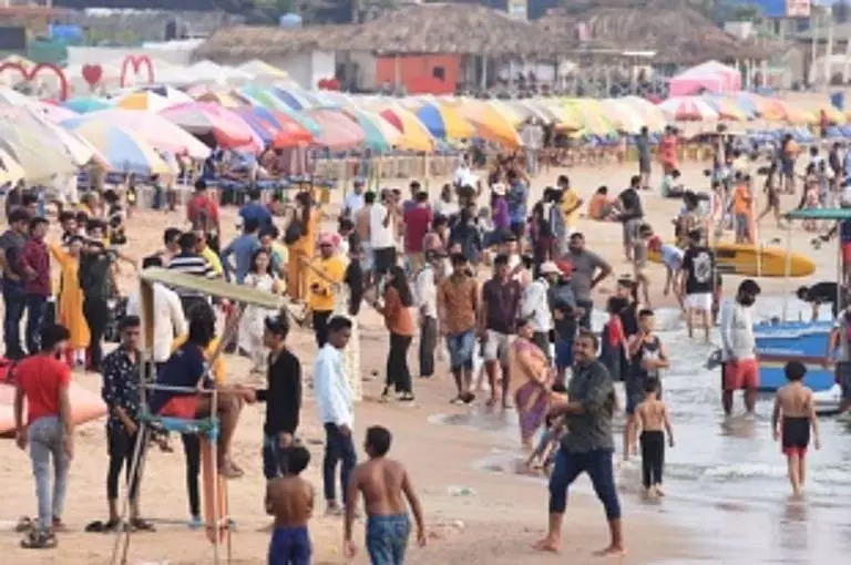 Goa में समुद्र तटों और विरासत स्थलों पर दुर्व्यवहार पर नए दंड के साथ सख्त कदम Goa में समुद्र तटों और विरासत स्थलों पर दुर्व्यवहार पर नए दंड के साथ सख्त कदम