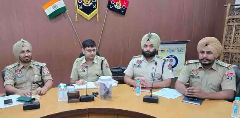 Ludhiana: आभूषण की दुकान में गोलीबारी का मामला सुलझा, दो संदिग्ध पुलिस की गिरफ्त में Ludhiana: आभूषण की दुकान में गोलीबारी का मामला सुलझा, दो संदिग्ध पुलिस की गिरफ्त में