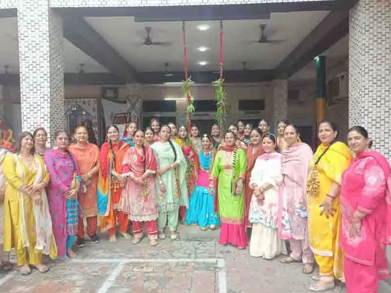 Amritsar: सरस्वती स्कूल में तीज का जश्न Amritsar: सरस्वती स्कूल में तीज का जश्न