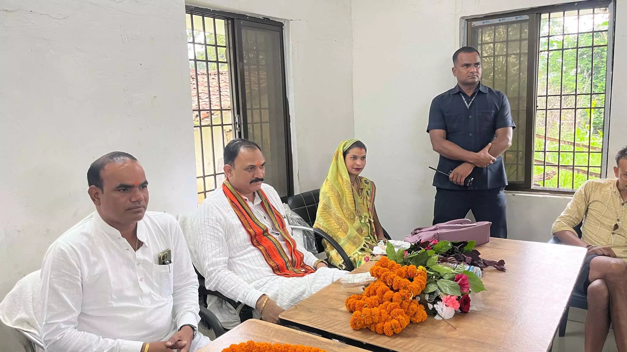 स्वास्थ्य मंत्री श्याम बिहारी जायसवाल ने सिघत गांव में चौपाल लगाकर किया जनसंवाद स्वास्थ्य मंत्री श्याम बिहारी जायसवाल ने सिघत गांव में चौपाल लगाकर किया जनसंवाद