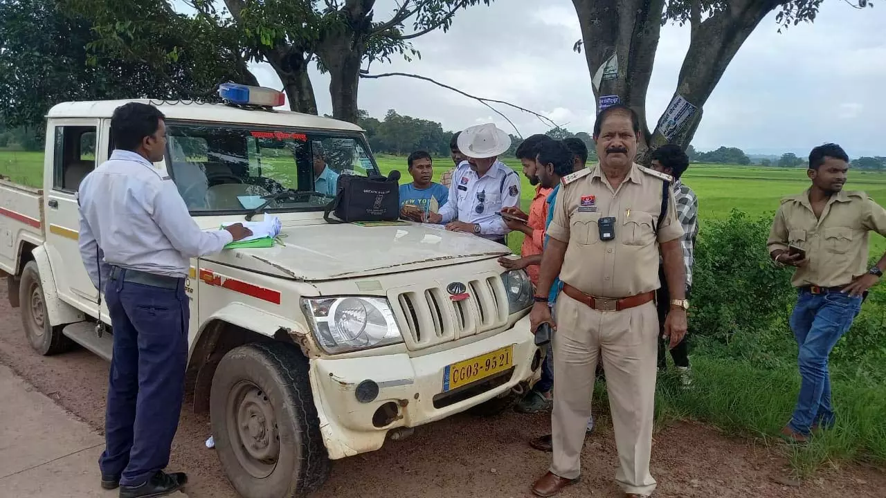 स्कूली वाहनों की यातायात पुलिस कर रही नियमित जांच, 10 वाहन चालकों पर जुर्माना स्कूली वाहनों की यातायात पुलिस कर रही नियमित जांच, 10 वाहन चालकों पर जुर्माना