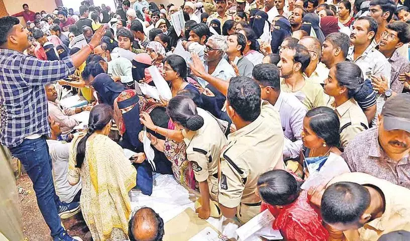 केवल कांग्रेसियों के लिए राशन केवल कांग्रेसियों के लिए राशन