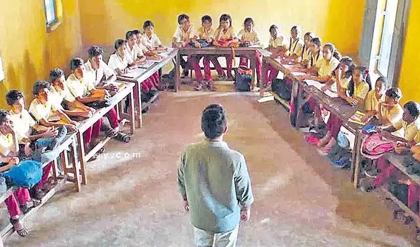 छात्रों को U आकार में बैठाने की नई नीति छात्रों को U आकार में बैठाने की नई नीति