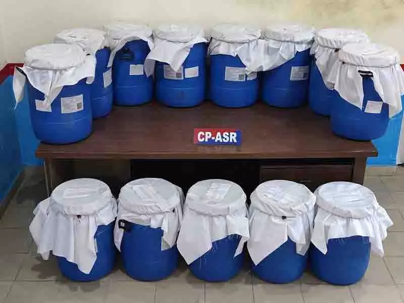 जब्त सामग्री से 10 लीटर ट्रामाडोल की गोलियां बनाई जा सकती: Police जब्त सामग्री से 10 लीटर ट्रामाडोल की गोलियां बनाई जा सकती: Police