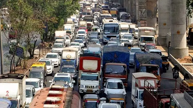 त्योहारों की भीड़ और मेट्रो निर्माण से गहराया मुंबई का ट्रैफिक जाम त्योहारों की भीड़ और मेट्रो निर्माण से गहराया मुंबई का ट्रैफिक जाम