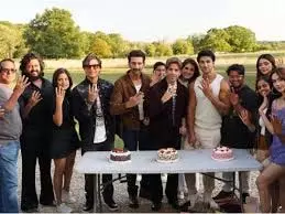 मस्ती 4 के शेड्यूल पूरा होने पर तुषार कपूर ने मनाया जश्न मस्ती 4 के शेड्यूल पूरा होने पर तुषार कपूर ने मनाया जश्न