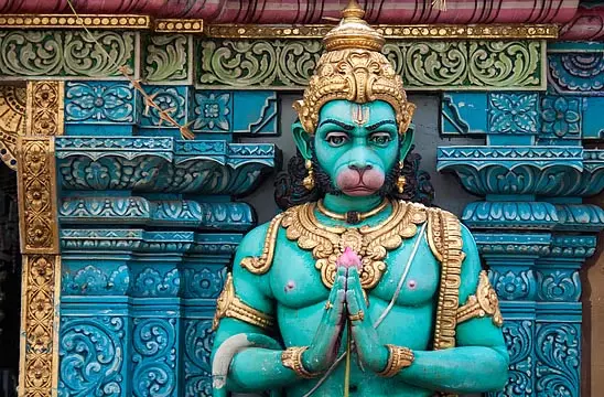 हनुमान जी का दूध पीने के लिए मंदिर में उमड़ी भीड़ हनुमान जी का दूध पीने के लिए मंदिर में उमड़ी भीड़