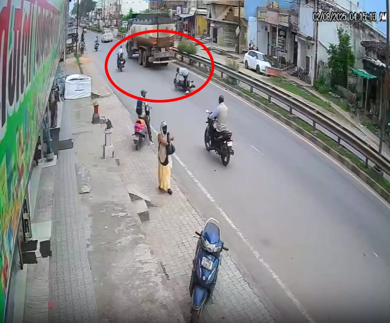 CG BREAKING: बाइक सवार पुरुषोत्तम सेन की टैंकर से कुचलकर मौके पर मौत, देखें VIDEO... CG BREAKING: बाइक सवार पुरुषोत्तम सेन की टैंकर से कुचलकर मौके पर मौत, देखें VIDEO...