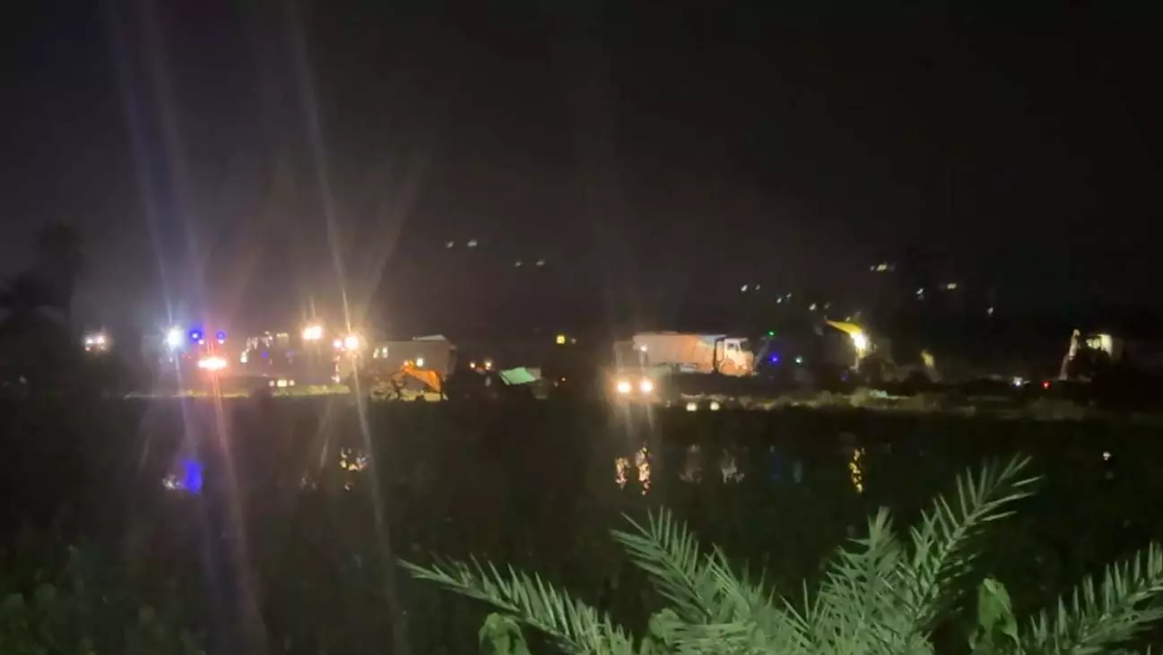 रायपुर में मुरूम की रातों-रात लूट! ट्रकों-JCB के साथ खुलेआम हो रहा खनन रायपुर में मुरूम की रातों-रात लूट! ट्रकों-JCB के साथ खुलेआम हो रहा खनन