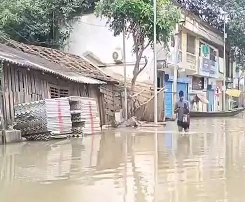 मेदिनीपुर जिले में बाढ़ की स्थिति बिगड़ी मेदिनीपुर जिले में बाढ़ की स्थिति बिगड़ी