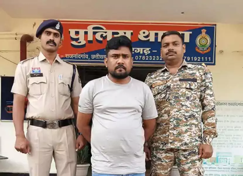 सोशल मीडिया पर इंजीनियर बनकर युवती को प्रेमजाल में फंसाया, आरोपी गिरफ्तार सोशल मीडिया पर इंजीनियर बनकर युवती को प्रेमजाल में फंसाया, आरोपी गिरफ्तार