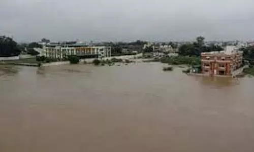 Varanasi:  गंगा ने पार किया खतरे का निशान