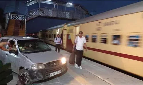 Up News : रेलवे स्टेशन नशे में युवक ने प्लेटफॉर्म पर ट्रेन के साथ दौड़ाई कार Up News : रेलवे स्टेशन नशे में युवक ने प्लेटफॉर्म पर ट्रेन के साथ दौड़ाई कार
