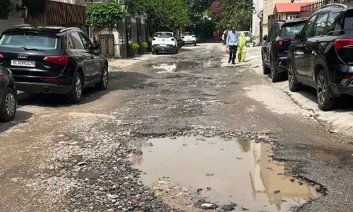 Delhi: गड्ढों वाली सड़कें: सफर नहीं, खतरे का न्योता