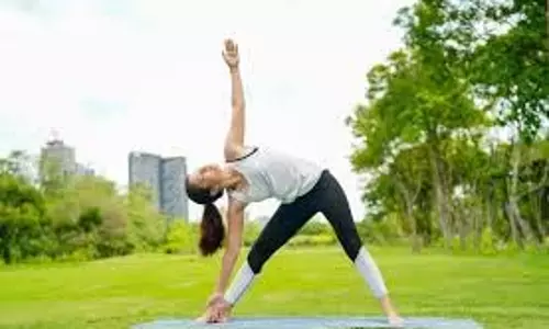 Trikonasana: पाएं मजबूत शरीर और शांत मन, जानें इसके खास फायदे