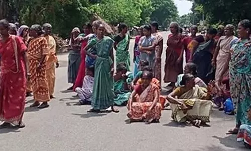 शव को श्मशान ले जाने के विरोध में रिश्तेदारों ने सड़क जाम की शव को श्मशान ले जाने के विरोध में रिश्तेदारों ने सड़क जाम की