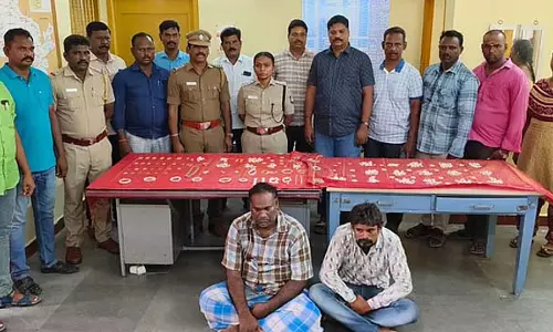 आभूषण की दुकान से चांदी के सामान चुराने के आरोप में दो गिरफ्तार आभूषण की दुकान से चांदी के सामान चुराने के आरोप में दो गिरफ्तार