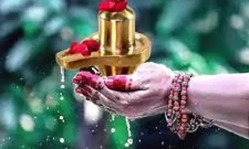 Sawan 2025: कल है सावन का आखिरी सोमवार, भोलेनाथ को चढ़ाएं ये 5 चीजें, जानें इनका महत्व Sawan 2025: कल है सावन का आखिरी सोमवार, भोलेनाथ को चढ़ाएं ये 5 चीजें, जानें इनका महत्व