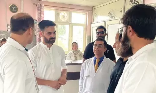 वहीद पारा ने जिला अस्पताल पुलवामा के कामकाज की समीक्षा की