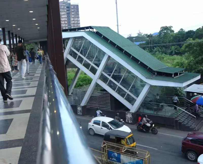 Guwahati फुट ओवर ब्रिज: उपेक्षा और यातायात संकट की कहानी Guwahati फुट ओवर ब्रिज: उपेक्षा और यातायात संकट की कहानी