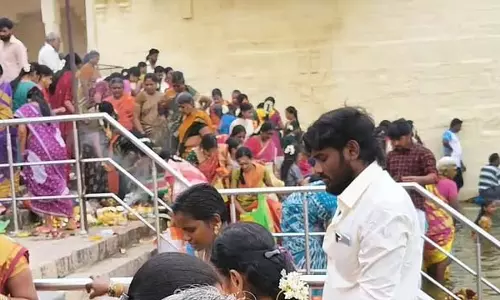 आदिपेरुक्कु: कावेरी के तट पर लोग एकत्रित हुए आदिपेरुक्कु: कावेरी के तट पर लोग एकत्रित हुए
