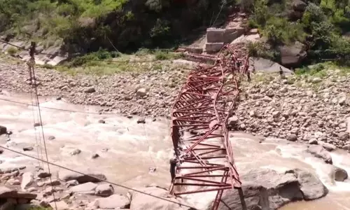 भारी बारिश के बाद उधमपुर में निर्माणाधीन फुटब्रिज ढह गया