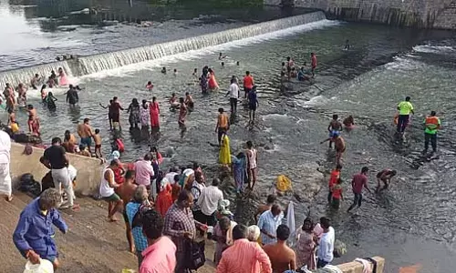 मेट्टूर में आदिपेरुक्कु उत्सव: पवित्र स्नान के लिए उमड़े लोग मेट्टूर में आदिपेरुक्कु उत्सव: पवित्र स्नान के लिए उमड़े लोग