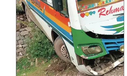 राजौरी में खाई के पास बस फिसलने के बाद सेना ने घायलों को बचाया