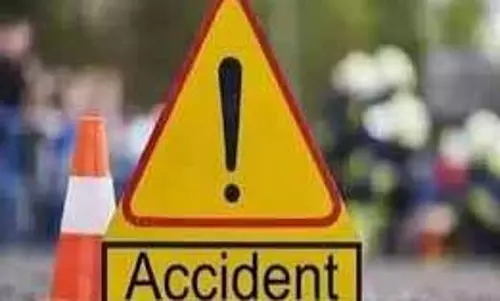 Up News: ओवरब्रिज की रेलिंग तोड़कर बस दुर्घटनाग्रस्त,मची  चीख-पुकार